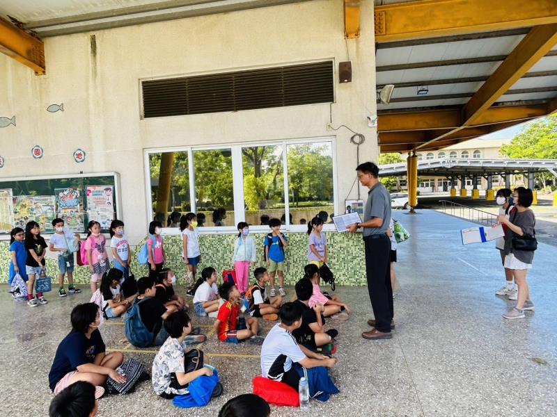 嘉義縣布袋國小校長劉威志勉勵小朋友認真學習，希望藉由好老師帶領英語口語訓練、聽力練習以及跨文化交流活動，讓大家在輔導營中能夠得到最好的學習體驗