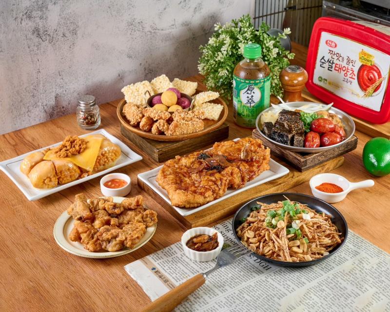 「雞啃工廠 Chicken Factory」使用獨特醬料，炸出衝擊味蕾的多汁雞排。（雞啃工廠 Chicken Factory）。