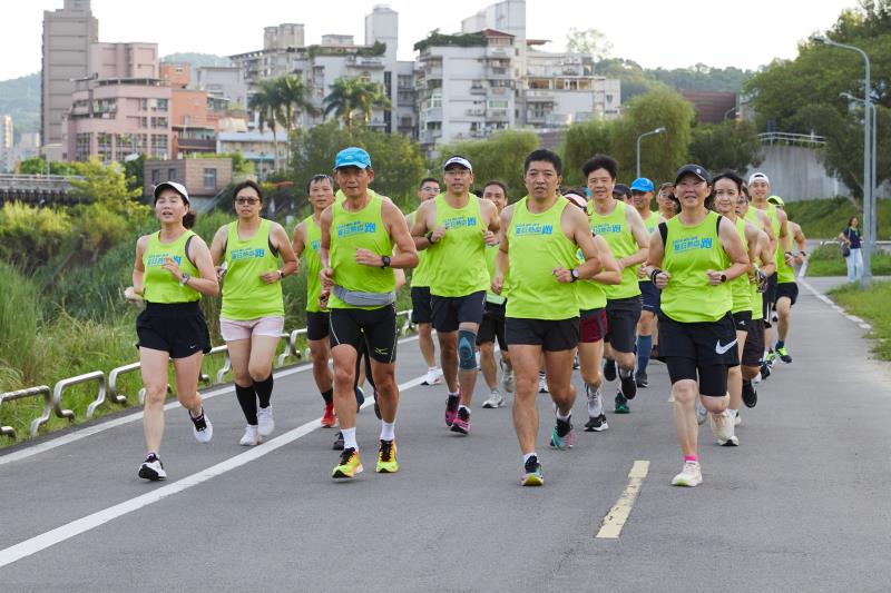 夏日熱血跑跑步照。