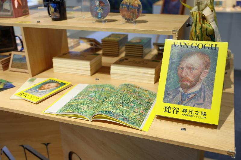 「梵谷：尋光之路」特展不僅帶來世界級規格展出，更透過對梵谷的深入研究，精心策畫並推出畫冊與導覽手冊，可於商店區選購。圖／富邦美術館、聯合數位文創提供。