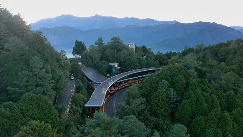 祝山車站晨曦(吳明翰拍攝.林鐵及文資處提供)