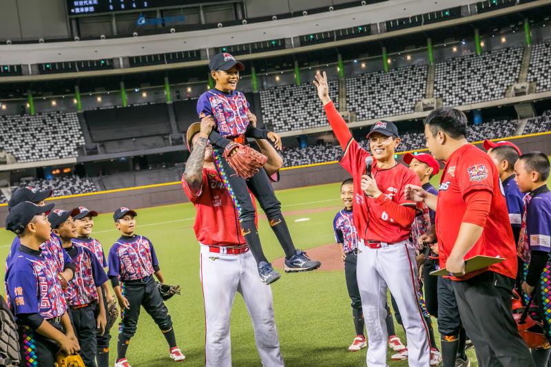 紅葉少棒隊球員胡爵，因滿壘下壓制林智勝獲得MVP。