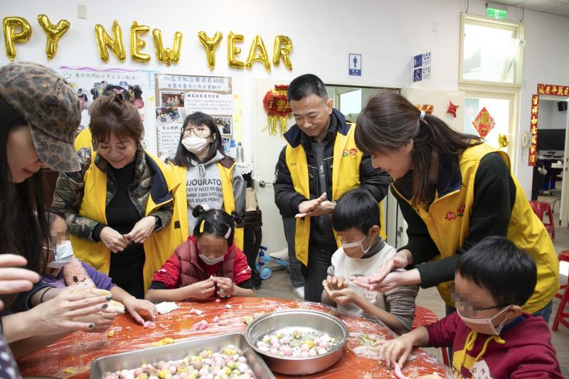 昇恆昌數位策略長蔡依玲（右一）、資訊長洪曉陽（右二）、行銷長羅煒茜（左二）前往「樂活育幼院」和孩童們一起搓湯圓，孩子們發揮創意打造出各式湯圓。（昇恆昌免稅商店提供）。