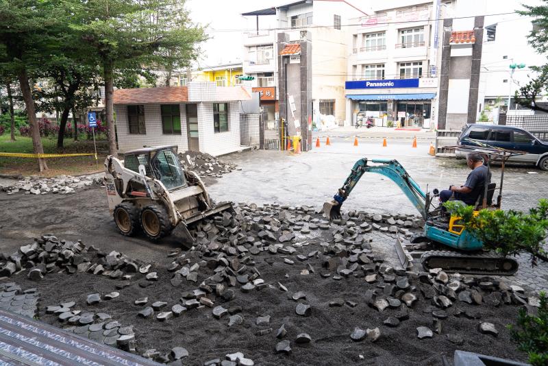 校門遇雨即積水 遠雄志工為學童修繕校園路