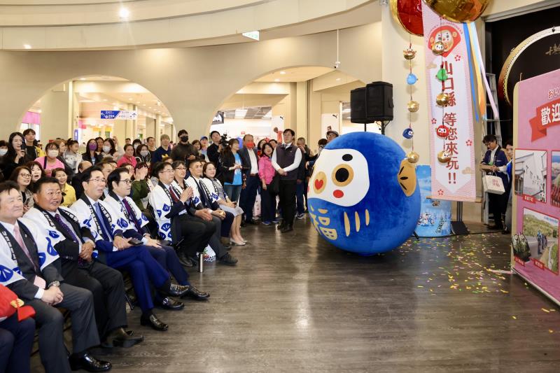 活動貴賓雲集，右一防府市議長安村政治、右二宇部市長篠崎圭二、右三山口縣副議長島田教明、右四參議員北村經夫、右五山口縣知事村岡嗣政、左五黃偉哲市長、左四野崎孝男顧問、左三 東東餐飲集團李日東董事長、左二台南市中小企業婦女協會會長楊富涵、左一防府市商工會議所羽嶋秀一會頭