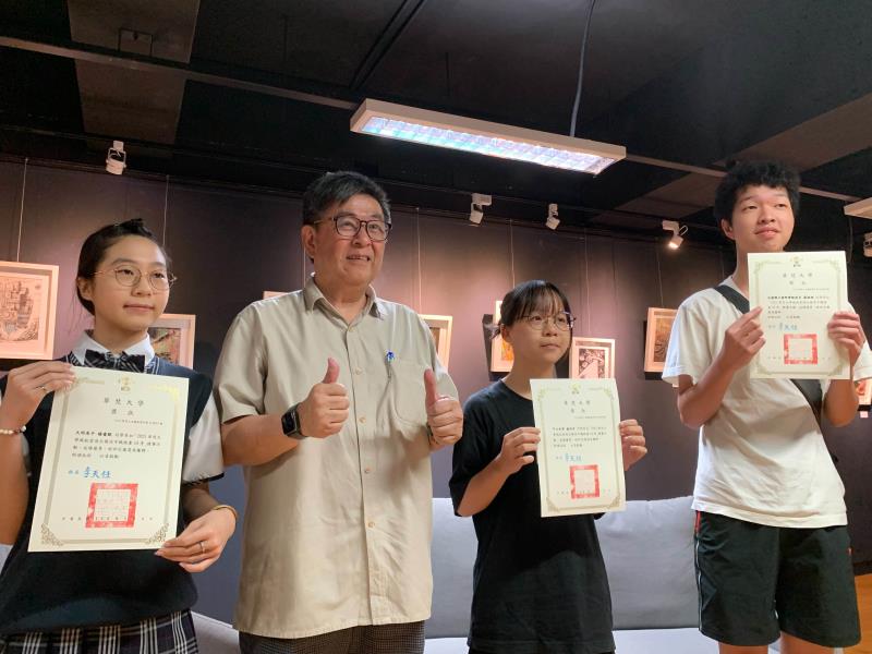 華梵大學李天任校長（左二）與得獎高中生合影。