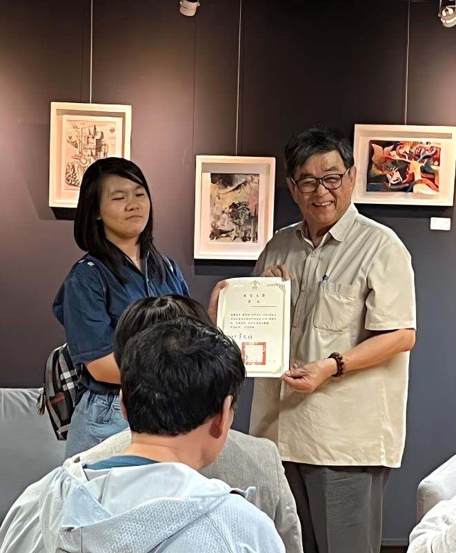 華梵大學李天任校長（右）頒發優選獎給安康高中徐可芯。