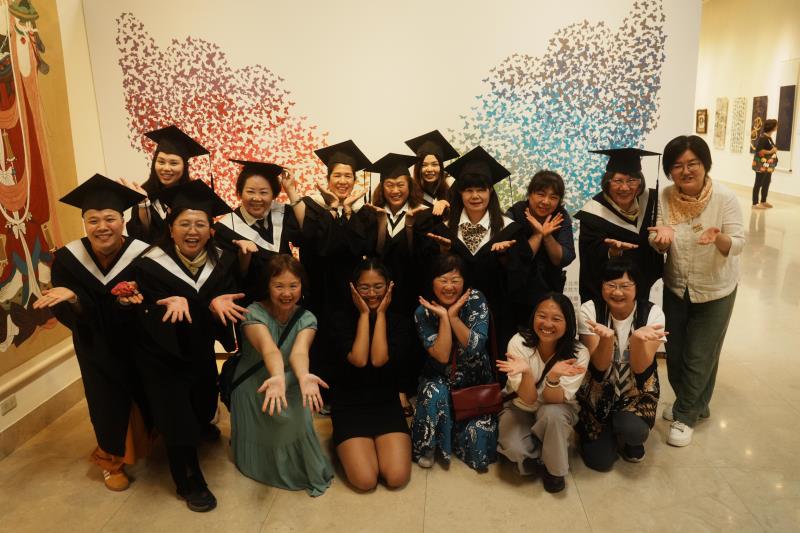 華梵大學佛藝系畢業展參展同學合影。