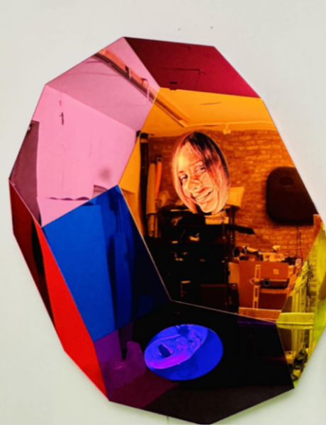 (Tony Oursler, “Eu_An”, 2024, Polychromatic mirror acolyte and digital screen, h.139.7× w.106.7 ×10.2 cm. Image courtesy of SCAI THE BATHHOUSE.) 