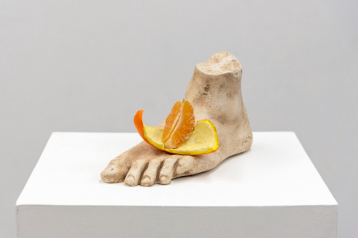 (Tony Matelli, “Foot (Orange)”, 2021, Plaster, urethane, painted bronze, 23 x 31 x 13 cm. ©Tony Matelli LLC. Image courtesy of SPURS Gallery.)
