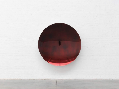 (ANISH KAPOOR, “Dark Lime to Lime Gold Light”, 2024, stainless steel, lacquer, 131 x 131 x 16,5 cm, 51.57 x 51.57 x 6.49 in, unique work. Image courtesy of Galleria Continua.) 