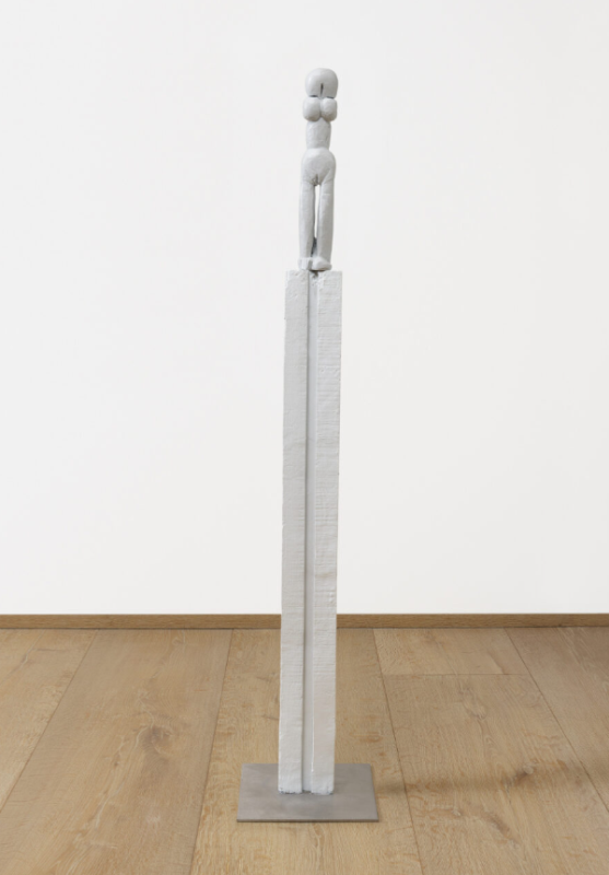(Louise Bourgeois, “Woman with a Secret”, 1947 – 1949 (cast from 2001) Bronze white painted, Ed. 4_6, 159.5 x 30.4 x 30.4 cm. Image courtesy of Galerie Karsten Greve, Cologne _ Paris _ St. Moritz. Photo_ Saša Fuis, Cologne)