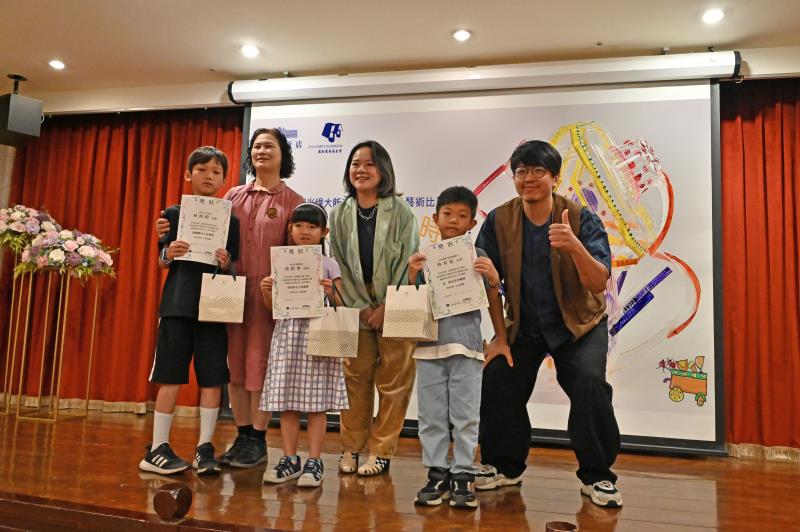 邱錦緞、李竹婷、良根聯袂頒獎予林柏橙、黃暟寧及林宥廷等三位評審獎得主。