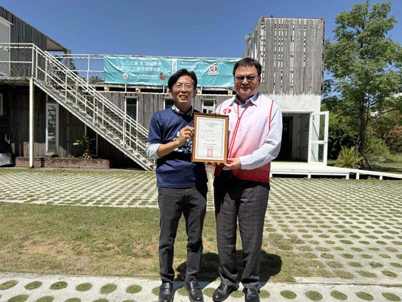 台灣濕地保護聯盟理事長康敏捷(左)，代表接受和運租車執行副總經理涂德義(右)捐贈，攜手守護二仁溪流域，實踐企業永續行動。