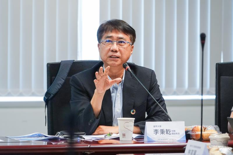 逢甲大學前校長李秉乾出席研討會，分享逢甲攜手資策會推動智慧城市經驗。