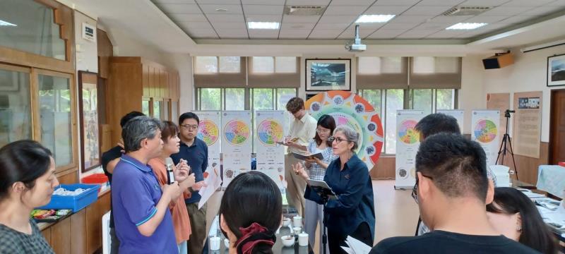 茶改場同仁討論不同香氣的化合物。