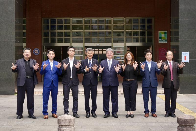 企管系系主任蔡顯童（右四），邀請千如電機董事長徐明恩（左四）一同參與臺北大學企管系創新與卓越論壇。