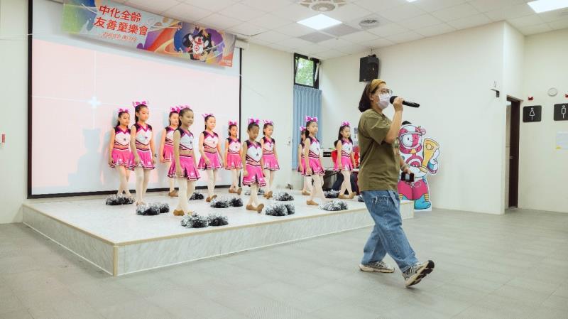 樹林國小學童帶動跳，促進跨世代交流與健康。