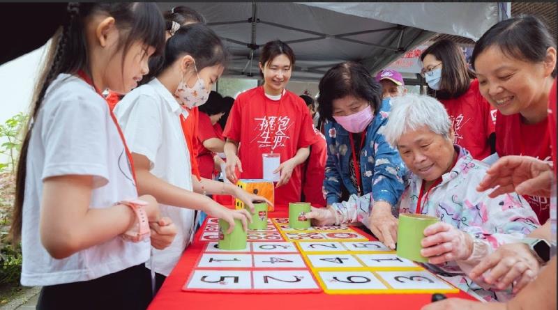 學童陪伴長輩同遊中化全齡友善童樂會闖關活動。