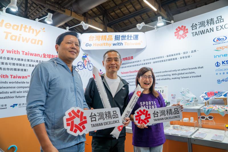 新北市副市長朱惕之(左)、貿協行銷處處長李文鉦(中)、臺北市副市長林奕華(右)一同參觀世壯運。