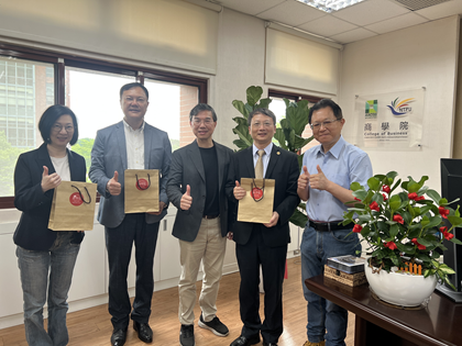(右起)游志青教授、余政龍助理教授、管理學院黃啟瑞院長、金士懿助理教授、榮華碳中和丁子華董事長等人一同合影。