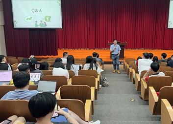 游志青教授主持與學生共同討論USR議題