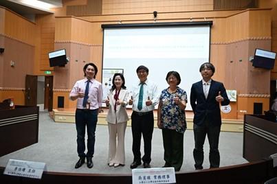(左起)臺北醫學大學公共衛生學院 羅偉成副教授、衛生福利部國民健康署 魏璽倫副署長、臺北醫學大學衛生福利政策研究中心 李伯璋主任、社團法人台灣長期照護專業協會吳肖琪常務理事、北醫附醫家庭醫學科 廖乙學主任等人一同合影。