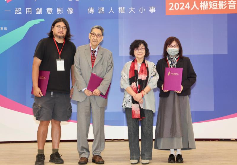 國家人權委員會王幼玲副主委頒發評審團感謝狀。