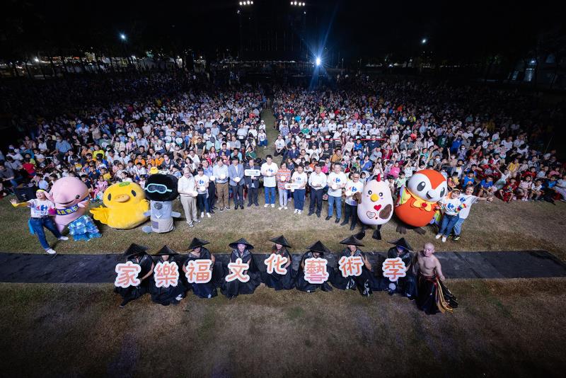 國家級夜戲吸引萬人攜家帶眷觀賞。