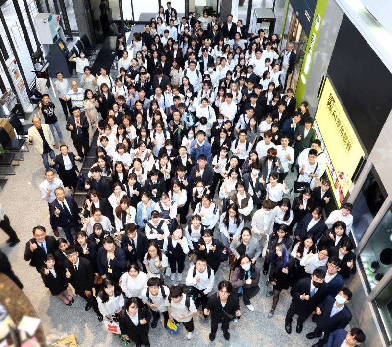 第十屆崇越行銷大賞吸引來自全台42所大學、共1197位師生組成的253組隊伍參賽，最終有100組學員晉級決賽。