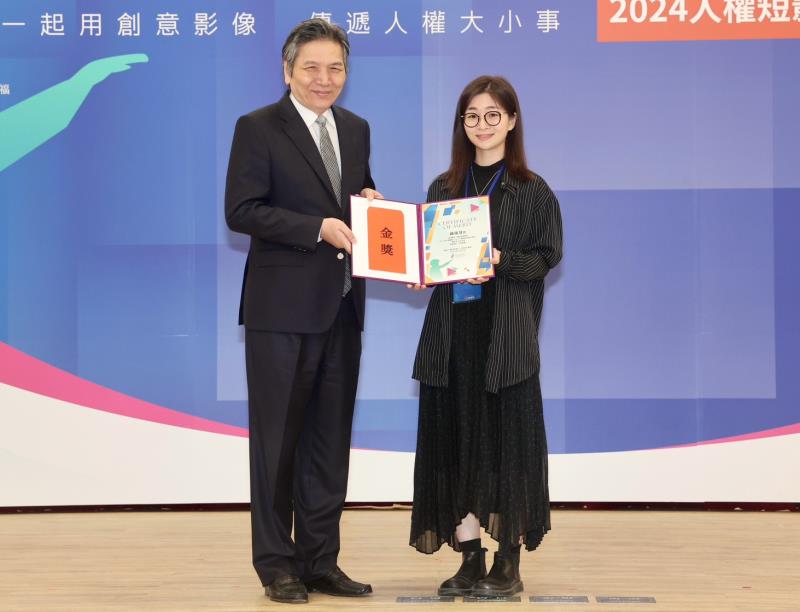 監察院李鴻鈞副院長與學生組金獎得主郝儀棻合影。