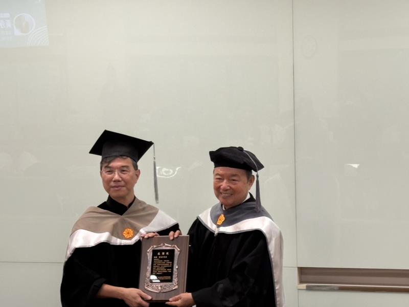 臺北大學商學院院長黃啟瑞(左)代表商學院致贈感謝狀給創辦人黃永仁博士(右)。