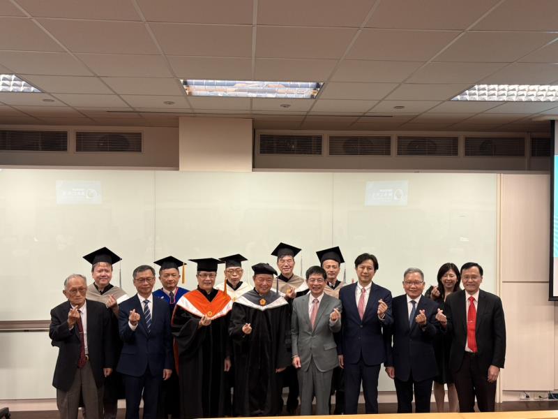 玉山金控創辦人黃永仁，6/4獲頒臺北大學名譽管理博士學位，貴賓一同合影。
