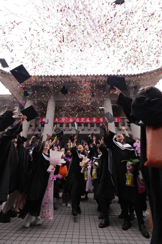 華梵大學舉行113學年度畢業典禮，年輕學生與熟齡學生一起拋帽慶祝畢業快樂。