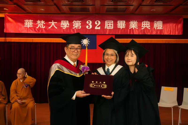 華梵佛藝系畢業生鍾麗霞（中）上台接受李天任校長（左）頒發畢業證書，同一天在文大畢業的女兒鄭絜襄也趕來參加。
