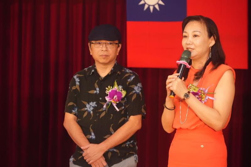 國際XR金獎導演黃心健教授（左）與台師大美術館執行長曹筱玥教授致詞。