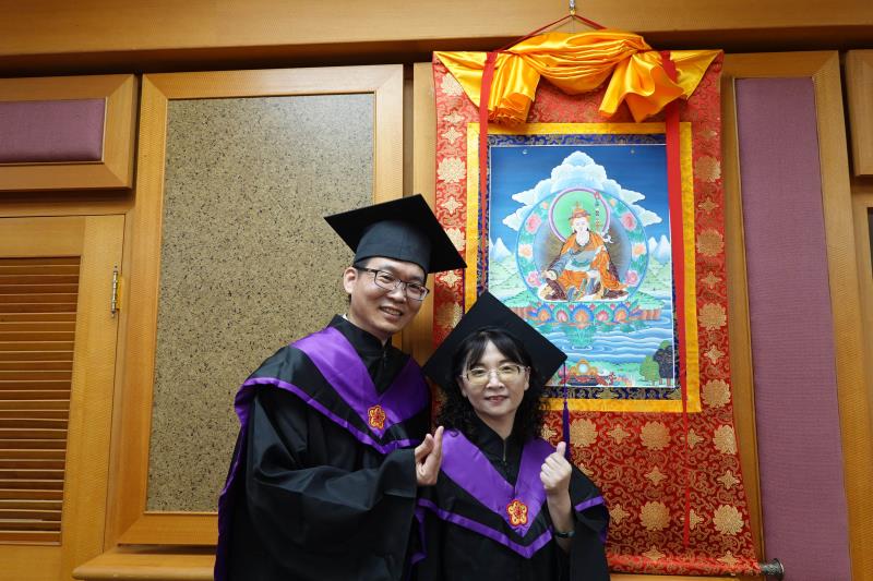 開多元計程車的華梵大學美術與文創學系碩士吳桂竺（左）與妻子洪淑真一起畢業。