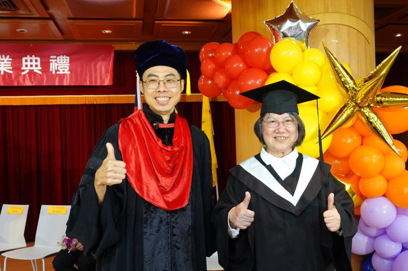 73歲的華梵佛藝系郭玲紅（右）是最年長的大學部畢業生。