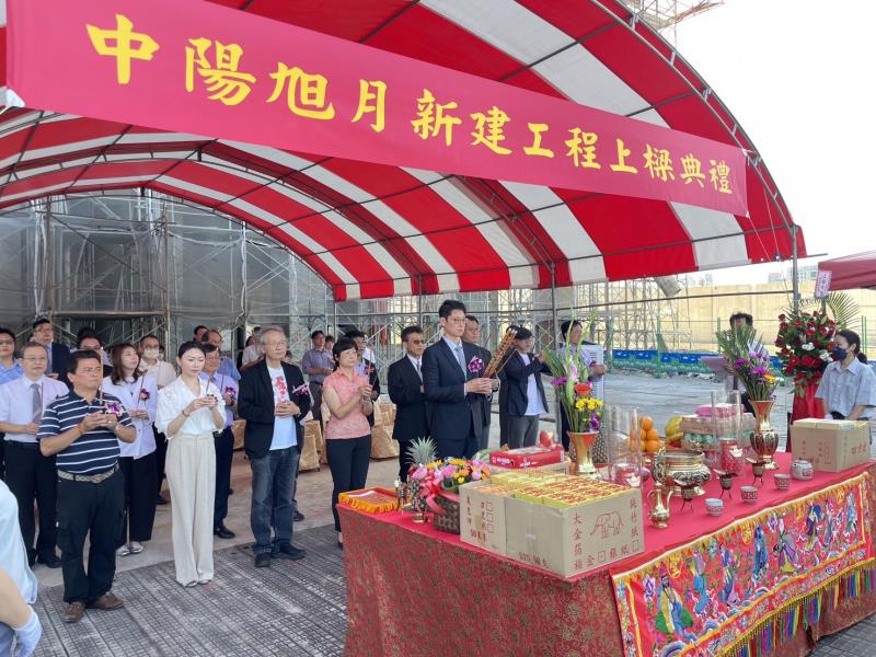 中陽集團董事長張博鈞（前中）率領同仁上香祈福。
