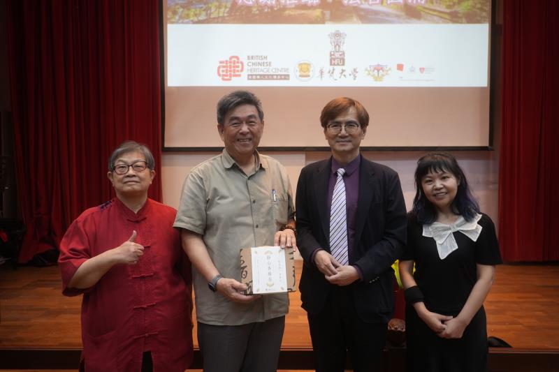 佛光大學馬遠榮副校長（右二）致贈紀念品給華梵大學李天任校長（左二）。