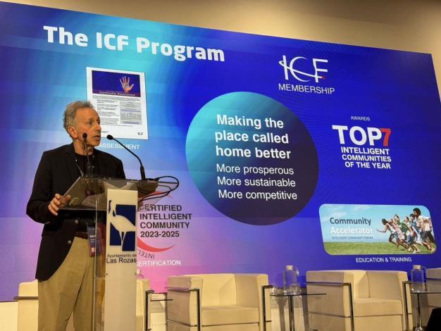 ICF國際智慧社區論壇創辦人Lou Zacharilla於會議開幕致詞，強調智慧城市發展應從「Smart to Intelligent」的重要轉型。