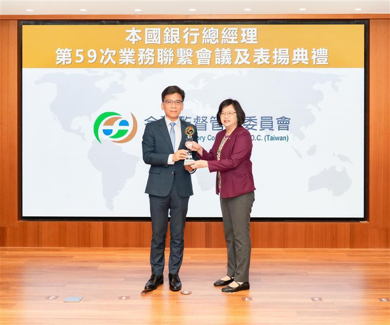 兆豐銀行辦理政策貸款不遺餘力，榮獲金管會主委頒發六大核心優等銀行獎。金管會彭金隆主委(左)與兆豐銀行黃永貞總經理（右）一同合影。