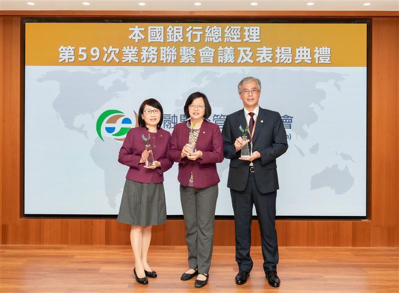 兆豐銀行辦理政策貸款不遺餘力，獨得六大核心國家融資保證、資訊及數位與資安卓越產業特別獎。兆豐銀行黃永貞總經理（中）與企金處葉永正協理(右)、企劃處李俐俐處長(左)一同合影。