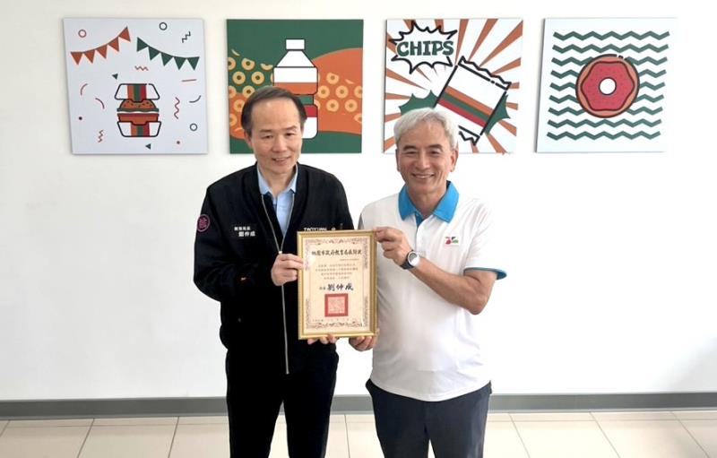 桃園市教育局長劉仲成(左)及悠遊卡公司董事長林志盈(右) 合影留念。