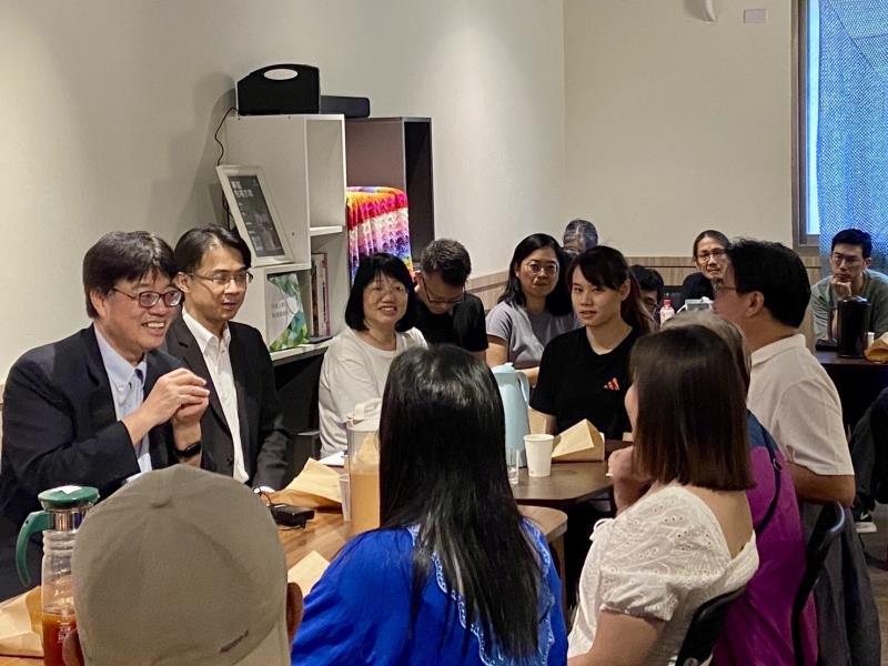 邱垂正(後左一)關心台中在台港澳新住民   陸委會舉辦座談了解在台生活適應情形
