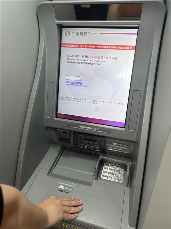 客戶使用兆豐銀行ATM時配戴口罩、安全帽遮住臉部五官或使用手機通話等行為，ATM就會發出警示音及畫面警示。