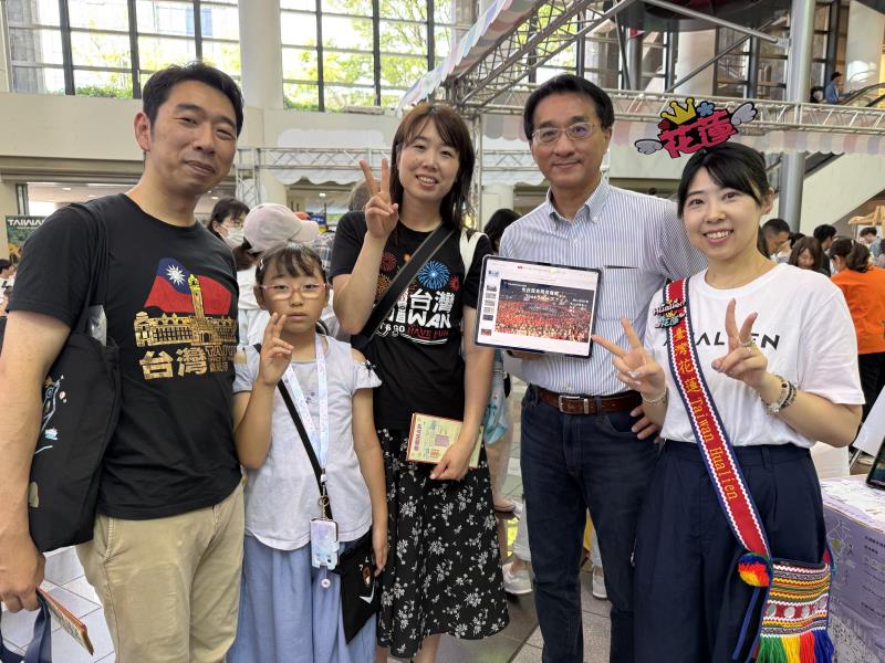 花蓮縣政府由觀光處長余明勲帶隊(右二，)6月28日至29日轉戰神戶Harborland Space Theater，以B2C形式，一對一及講台介紹的方式向日本旅客宣傳花蓮觀光。