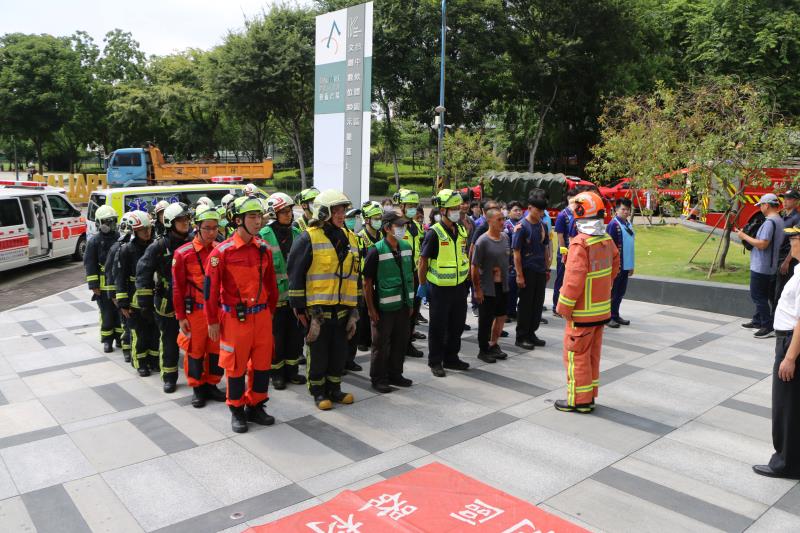 台中市政府消防局第三救災救護大隊30日於台中大里藝術廣場與異想新樂園聯手舉辦一場震撼的消防搶救演練。