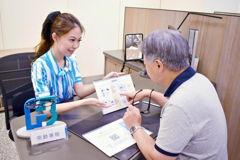 北富銀推動「失智友善計畫」，於全台分行配置失智友善服務專員，為高齡者提供友善服務。(圖/富邦銀行)