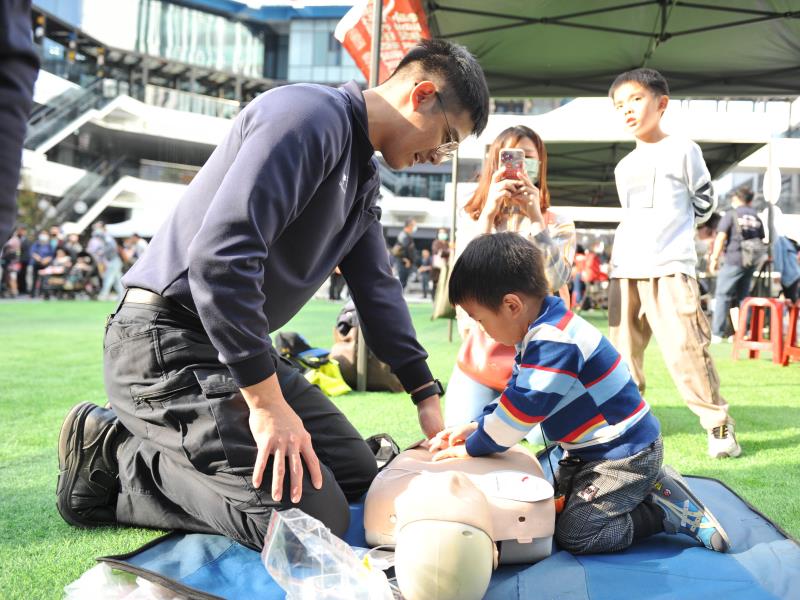 台中親子人氣景點「異想新樂園」讓孩子化身小小英雄，近距離接觸消防員、警察、特戰部隊與國軍，體驗真實又夢幻的職人世界，解鎖專屬英雄回憶！